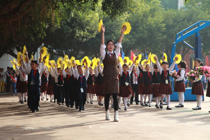 02、圖為小學實驗部三（2）班的同學入場