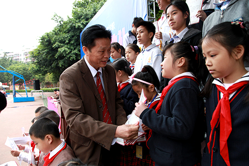 07、圖為開學(xué)典禮上戴桓標(biāo)校長為學(xué)生頒發(fā)&rdquo;遠(yuǎn)恒佳獎學(xué)金&ldquo;