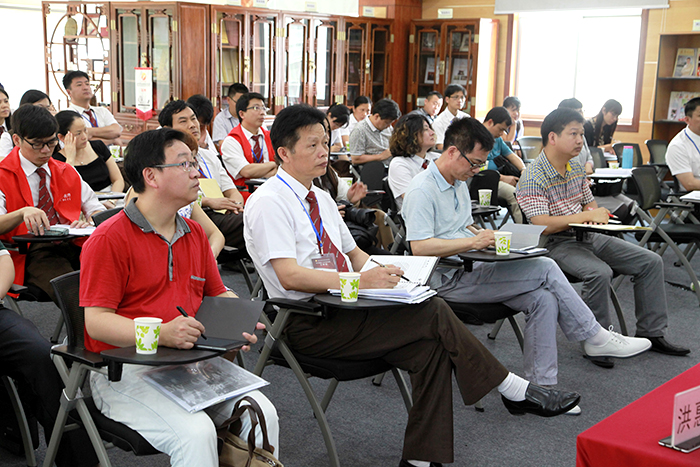 圖為新區(qū)教科培領(lǐng)導(dǎo)、新區(qū)各學(xué)校教師參加小班化課堂教學(xué)觀摩課