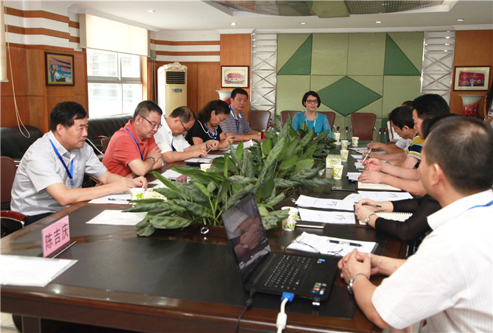 01.圖為龍華新區(qū)巴東文老師主持&ldquo;特色教學(xué)實驗&rdquo;調(diào)研匯報會