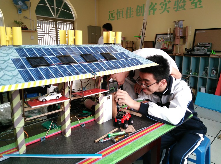 06.圖為同學們正在進行項目作品的最后調(diào)試