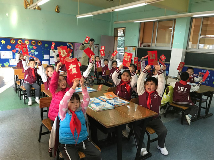 弘揚(yáng)傳統(tǒng)文化 孕養(yǎng)民族精神 ——深圳市龍華中英文實(shí)驗(yàn)學(xué)校開(kāi)學(xué)第一課別開(kāi)生面 