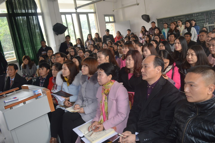 電子白板 讓教學(xué)更靈活——標(biāo)尚學(xué)校開(kāi)展希沃交互式智能觸控一體機(jī)應(yīng)用培訓(xùn)