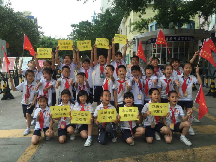 別開(kāi)生面：安全兒歌記心間，安全行走我能行——小學(xué)部別開(kāi)生面的安全實(shí)踐活動(dòng)課受歡迎