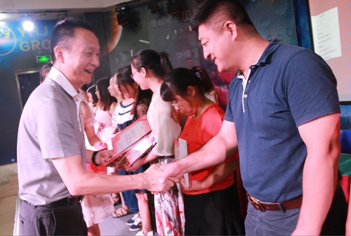 獎先進、凝團隊、明目標、創(chuàng)特色，新學期繪美好教育新藍圖