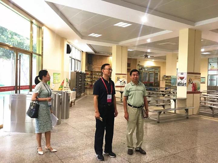 責(zé)任督學(xué)來校督導(dǎo)，美好教育再添助力——龍華區(qū)中小學(xué)第六責(zé)任區(qū)督學(xué)一行5人來我校進(jìn)行督導(dǎo)檢查