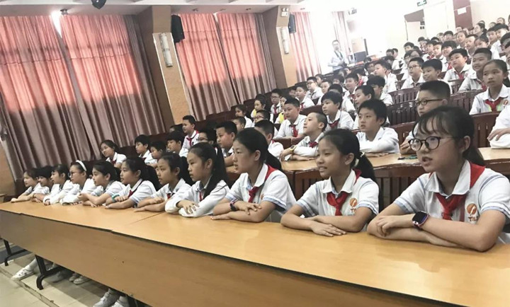 普法教育走進中英文，做新時代合格小公民