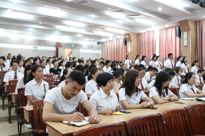 獎教獎先，傳承創(chuàng)新，建設(shè)優(yōu)質(zhì)、高端、多元的現(xiàn)代化特色學(xué)校 ——學(xué)校召開2019秋季學(xué)期全體教職工大會