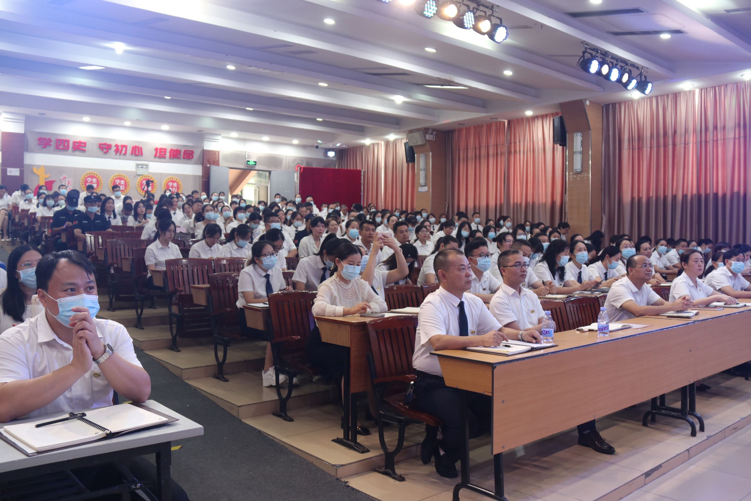 立足長(zhǎng)遠(yuǎn)發(fā)展，建設(shè)美好教育——新學(xué)年開學(xué)教職工大會(huì)開新篇