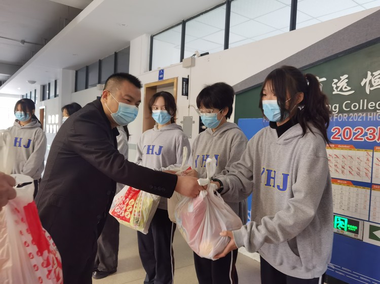 心系留校學(xué)生，情暖長壽湖畔——區(qū)教委領(lǐng)導(dǎo)慰問我校疫情期間周末留校學(xué)生