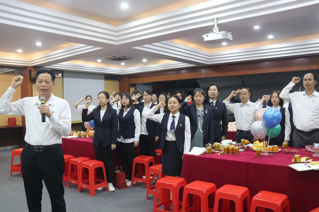 憶入黨初心，擔(dān)責(zé)任使命——龍華中英文實(shí)驗(yàn)學(xué)校黨支部為黨員辦集體政治生日會(huì)