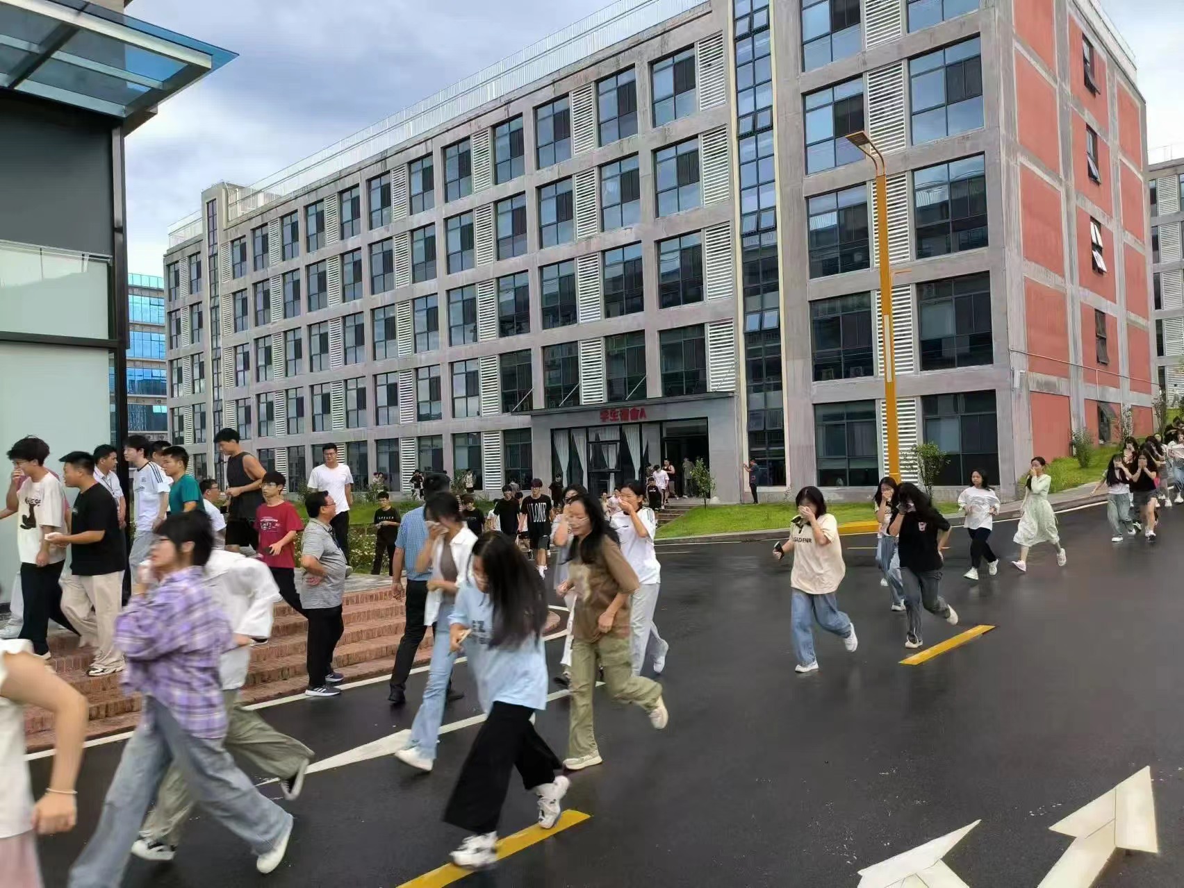 消防應(yīng)急始于心，安全防范踐于行 || 我校成功舉辦秋季消防逃生演練